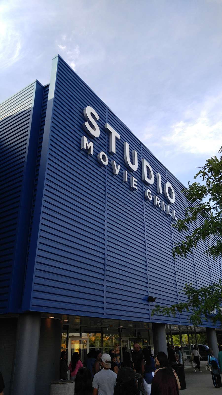 Studio Movie Grill | 210 W 87th St, Chicago, IL 60620, USA | Phone: (217) 483-0052