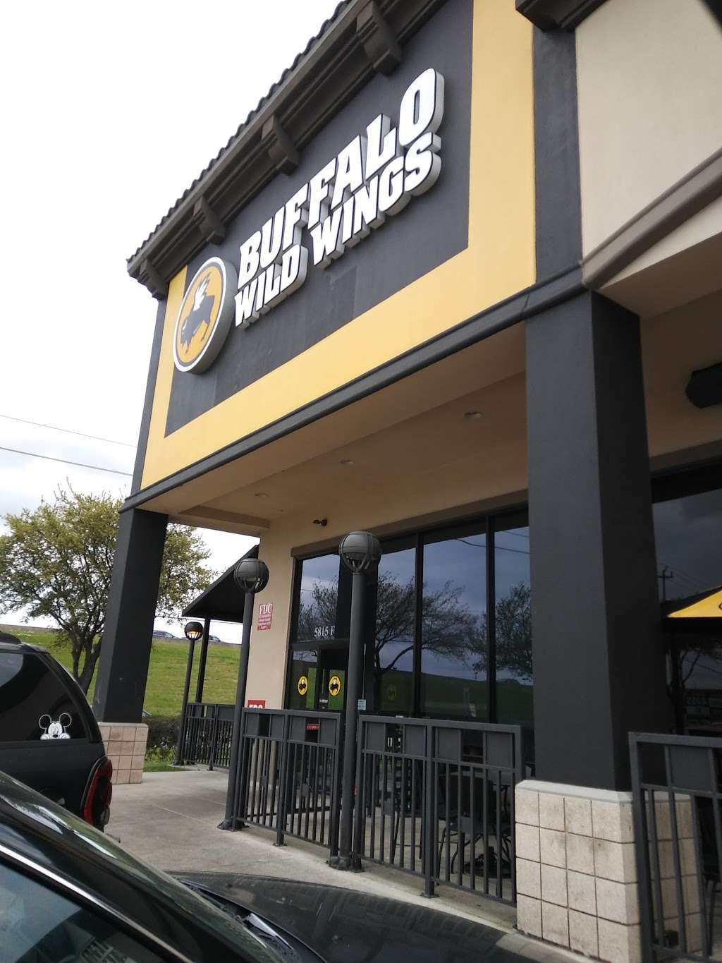 Buffalo Wild Wings | 5815 E, TX-8 Beltway Suite F, Houston, TX 77049 | Phone: (281) 458-3100