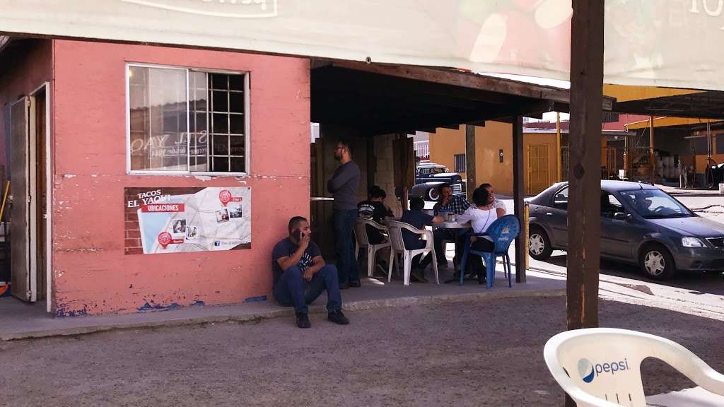 Tacos El Yaqui Perrones Tijuana | Arco 24 Col, El Rubi, 22626 Tijuana, B.C., Mexico | Phone: 664 233 2599