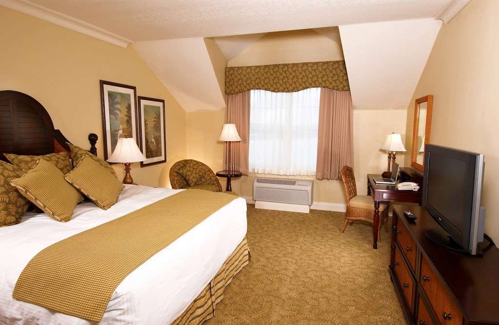 The Waterfront Inn | 1105 Lake Shore Dr, The Villages, FL 32162 | Phone: (352) 753-7535