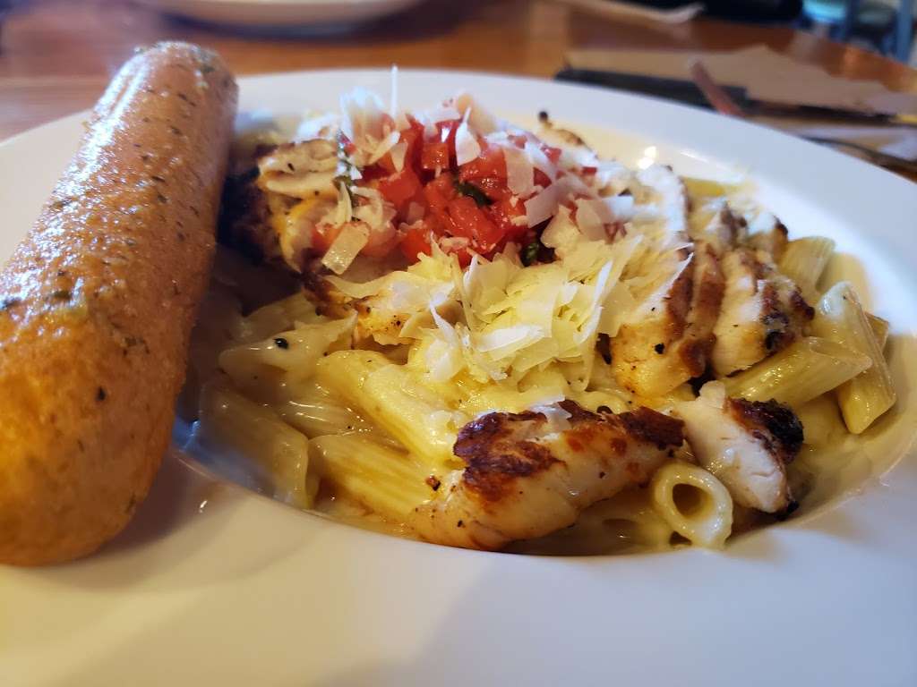 Applebees Grill + Bar | 7901 151st St, Overland Park, KS 66223, USA | Phone: (913) 814-0031