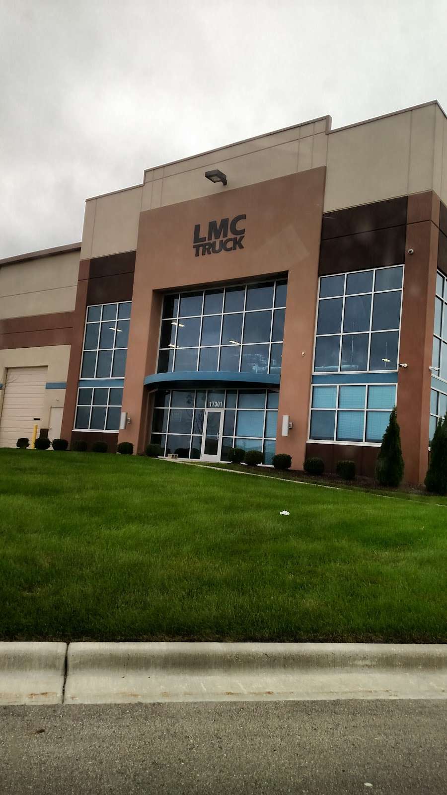 LMC Truck | 17301 W 113th St, Lenexa, KS 66219, USA | Phone: (800) 562-8782