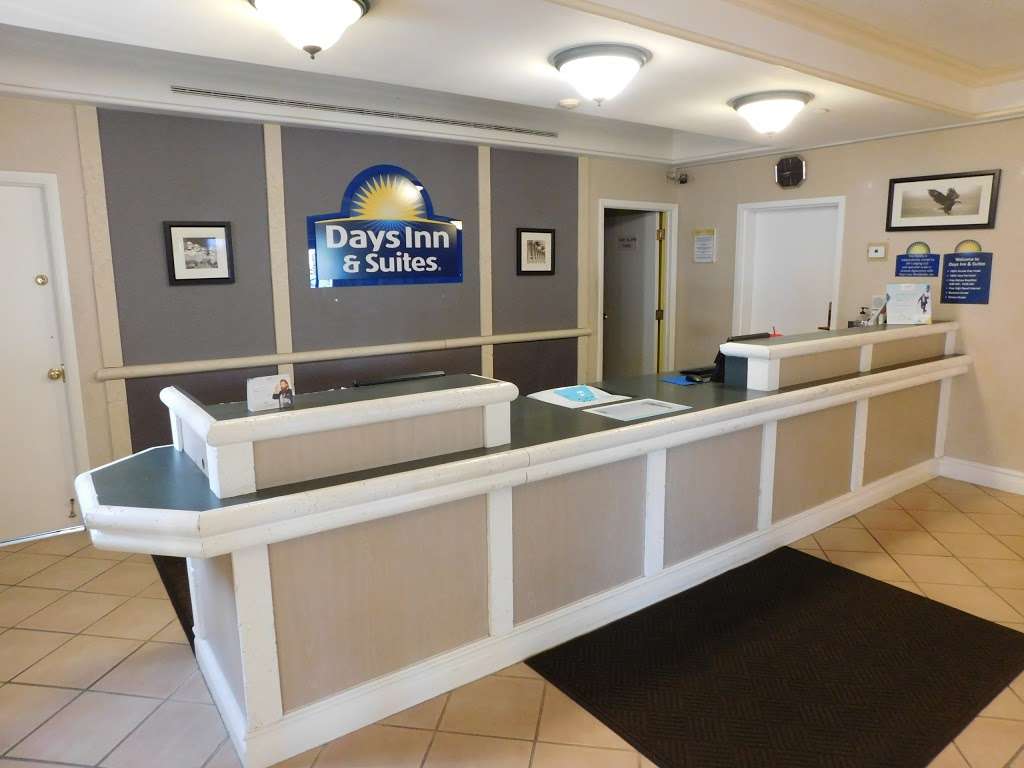 Days Inn & Suites by Wyndham Arlington Heights | 1415 W Dundee Rd, Arlington Heights, IL 60004 | Phone: (847) 253-8777