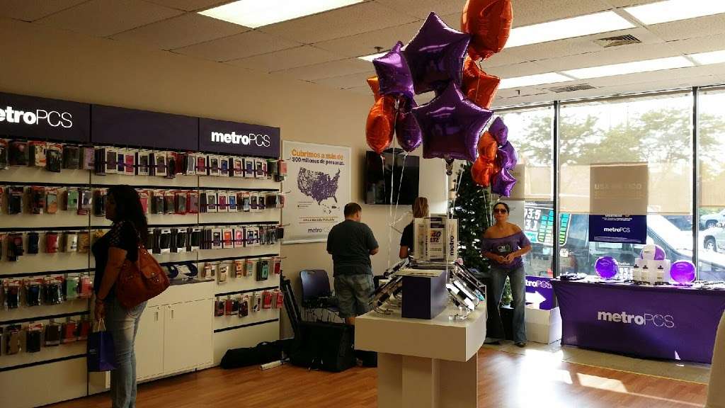 Metro by T-Mobile | 1740 Algonquin Rd, Arlington Heights, IL 60005, USA | Phone: (847) 749-1560