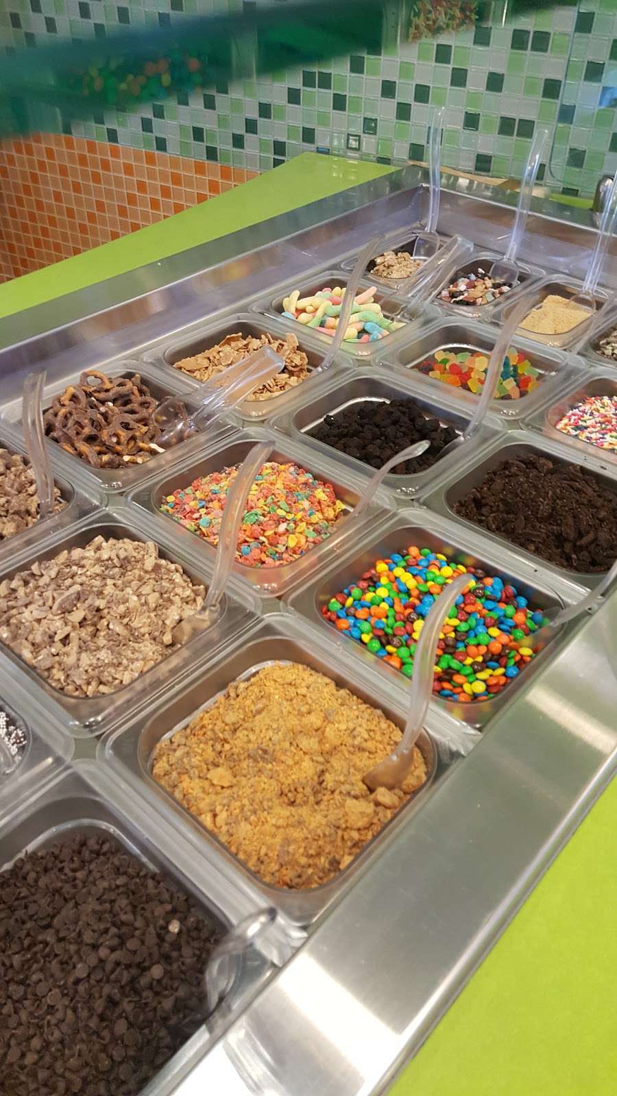 Yogli Mogli Frozen Yogurt | 8200 W Oakton St, Niles, IL 60714, USA | Phone: (847) 696-7240