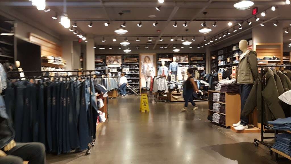 Levis Outlet Store at Woodbury Common Premium Outlets | 101 Marigold Ct, Central Valley, NY 10917, USA | Phone: (845) 928-8930