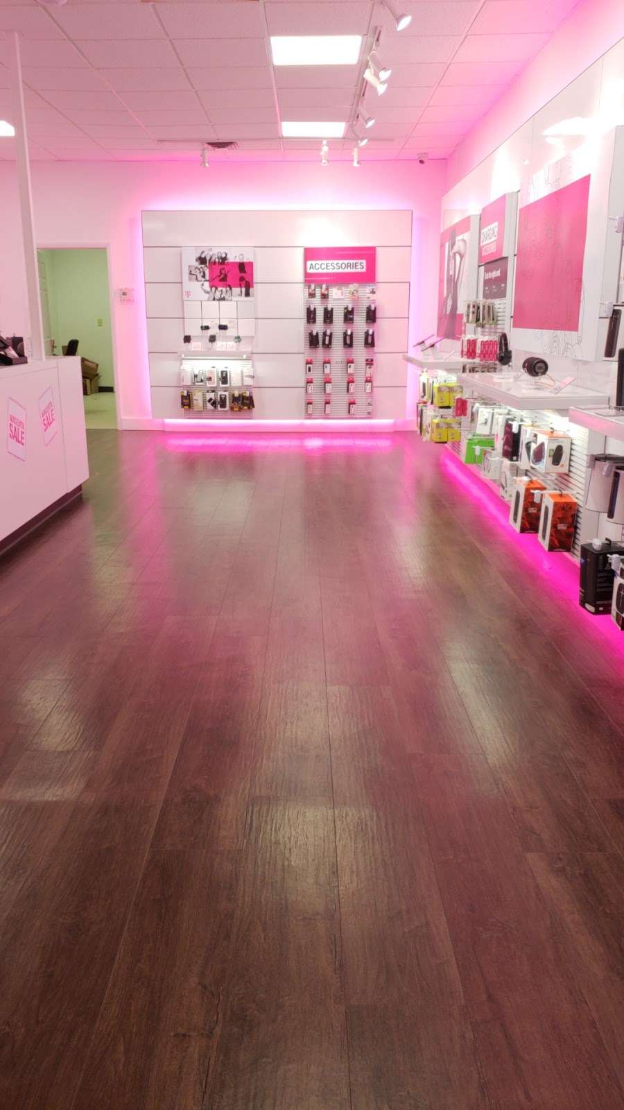 T-Mobile | 11 Main St #15, Hellertown, PA 18055, USA | Phone: (484) 207-0033