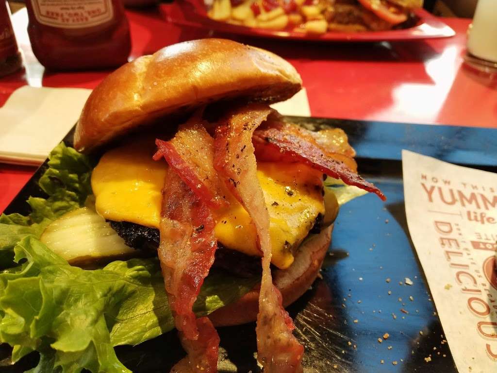 Red Robin Gourmet Burgers and Brews | 14090 Worth Ave, Woodbridge, VA 22192, USA | Phone: (703) 492-6900