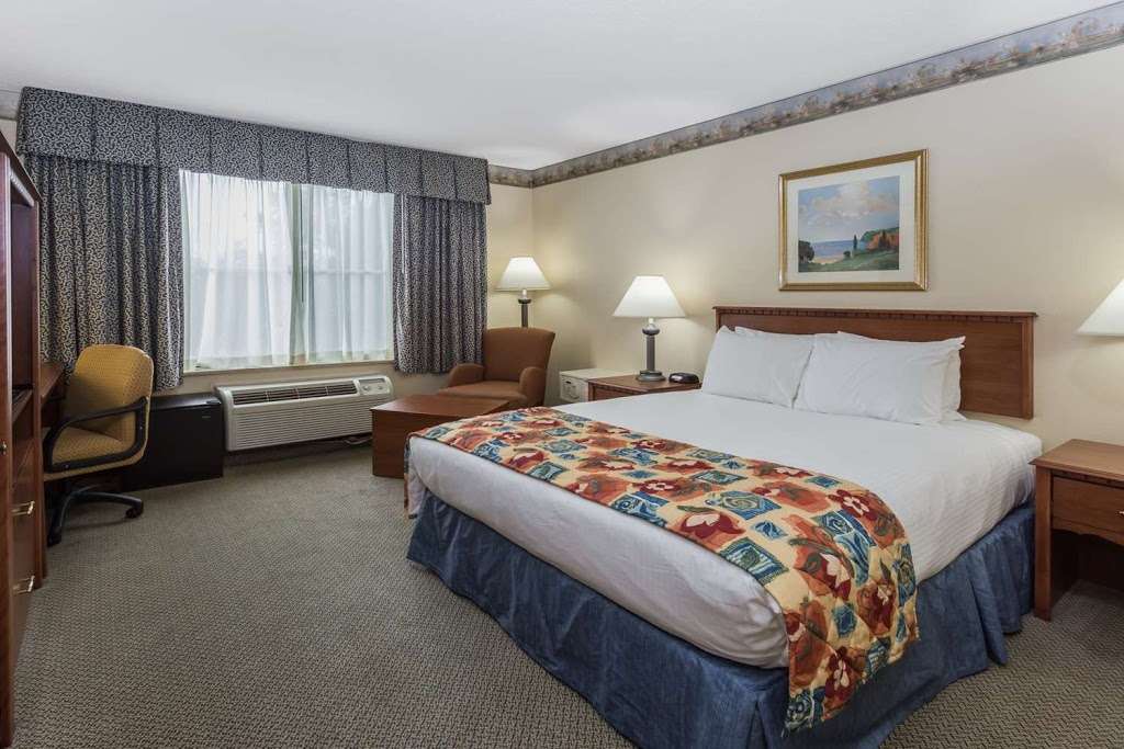 Baymont by Wyndham Waterford/Burlington WI | 750 Fox Ln, Waterford, WI 53185, USA | Phone: (262) 534-4100