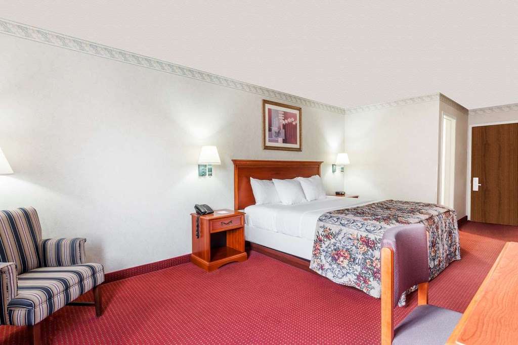 Days Inn by Wyndham Martinsburg | 209 Viking Way, Martinsburg, WV 25401 | Phone: (304) 263-1800