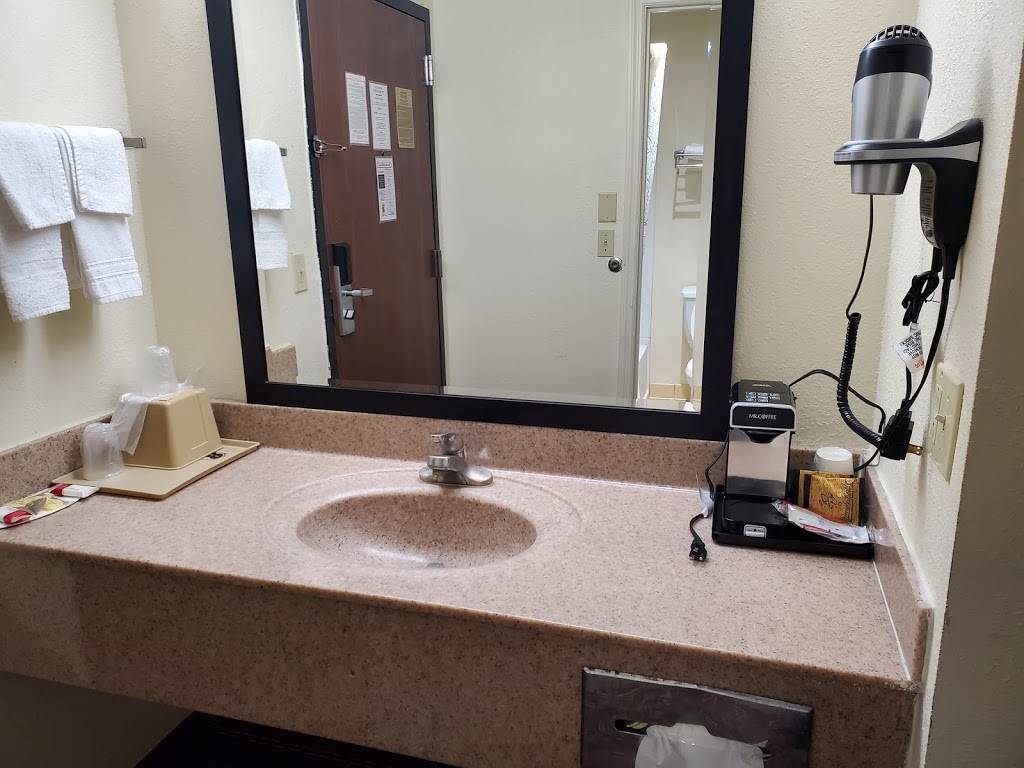 Quality Inn Lexington | 2381 Buena Vista Rd, Lexington, KY 40505 | Phone: (859) 299-0302