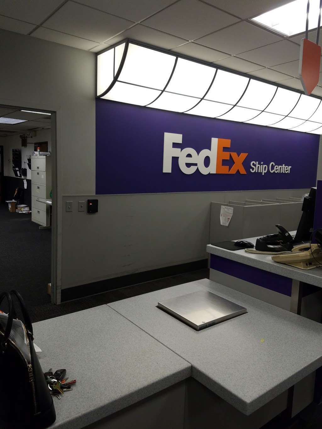 FedEx Ship Center | 719 N Hammonds Ferry Rd, Linthicum Heights, MD 21090, USA | Phone: (800) 463-3339