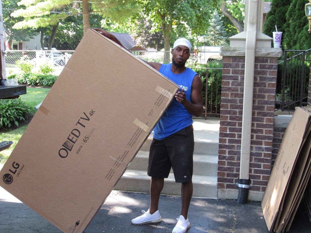 Worlds Best Movers inc | 506 W 103rd St, Chicago, IL 60628, United States | Phone: (312) 973-7736