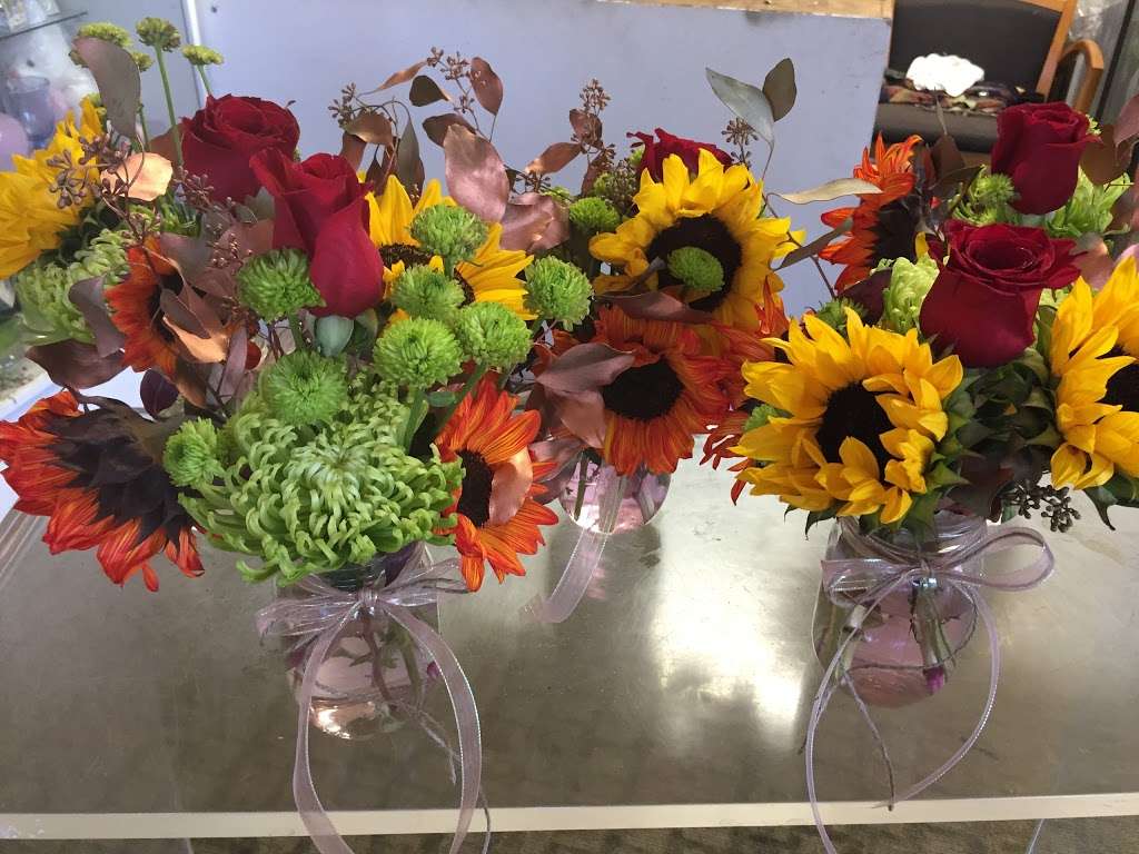 Noras Flowers | 10616 Jurupa Rd, Mira Loma, CA 91752 | Phone: (951) 685-3230