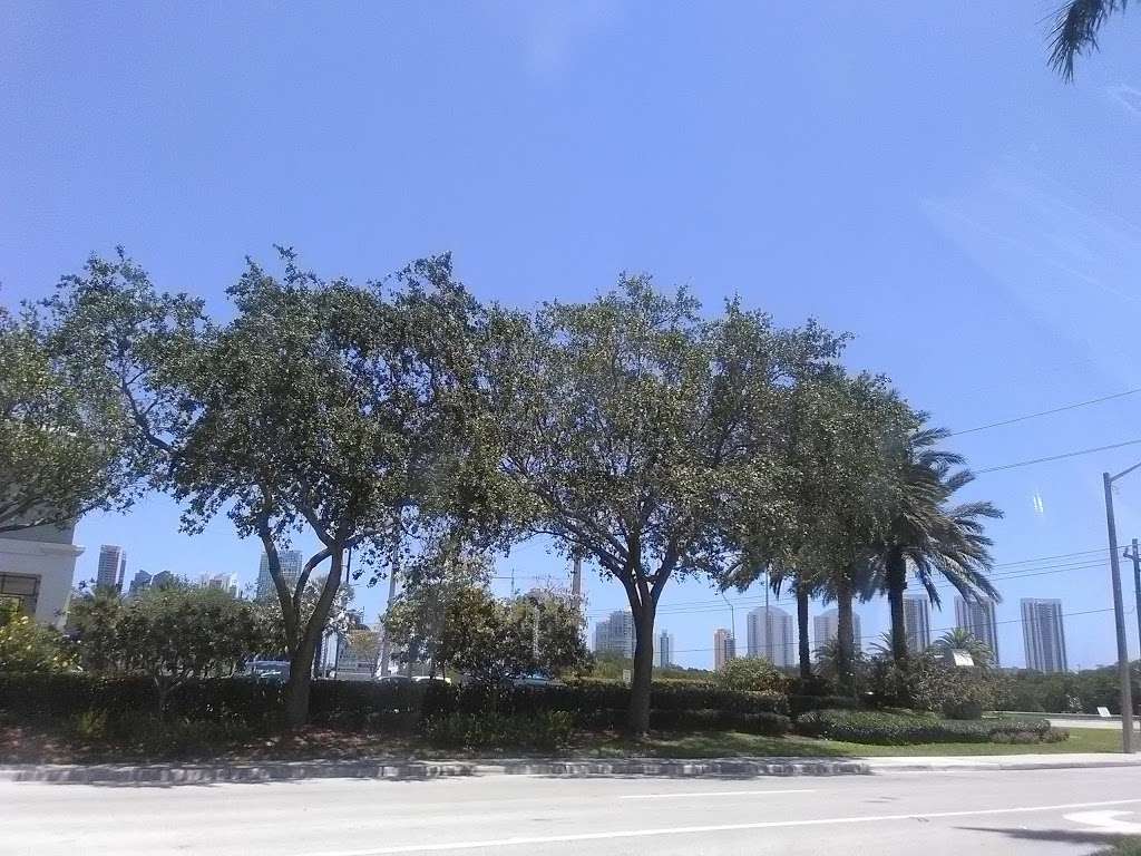 Ro-Len Lake Gardens | 714 SW 11th Ave, Hallandale Beach, FL 33009, USA | Phone: (954) 458-2441