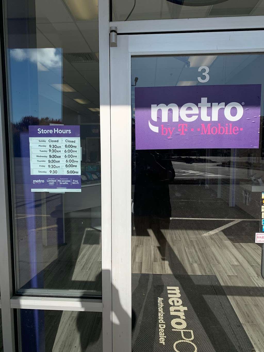 Metro by T-Mobile | 270 Lafayette Rd Unit 4, Seabrook, NH 03874, USA | Phone: (603) 814-1800