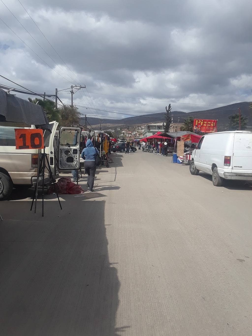 LAS TORRES .TIANGUIS | Blvd. Garita de Otay, Las Torres, 22470 Tijuana, B.C., Mexico