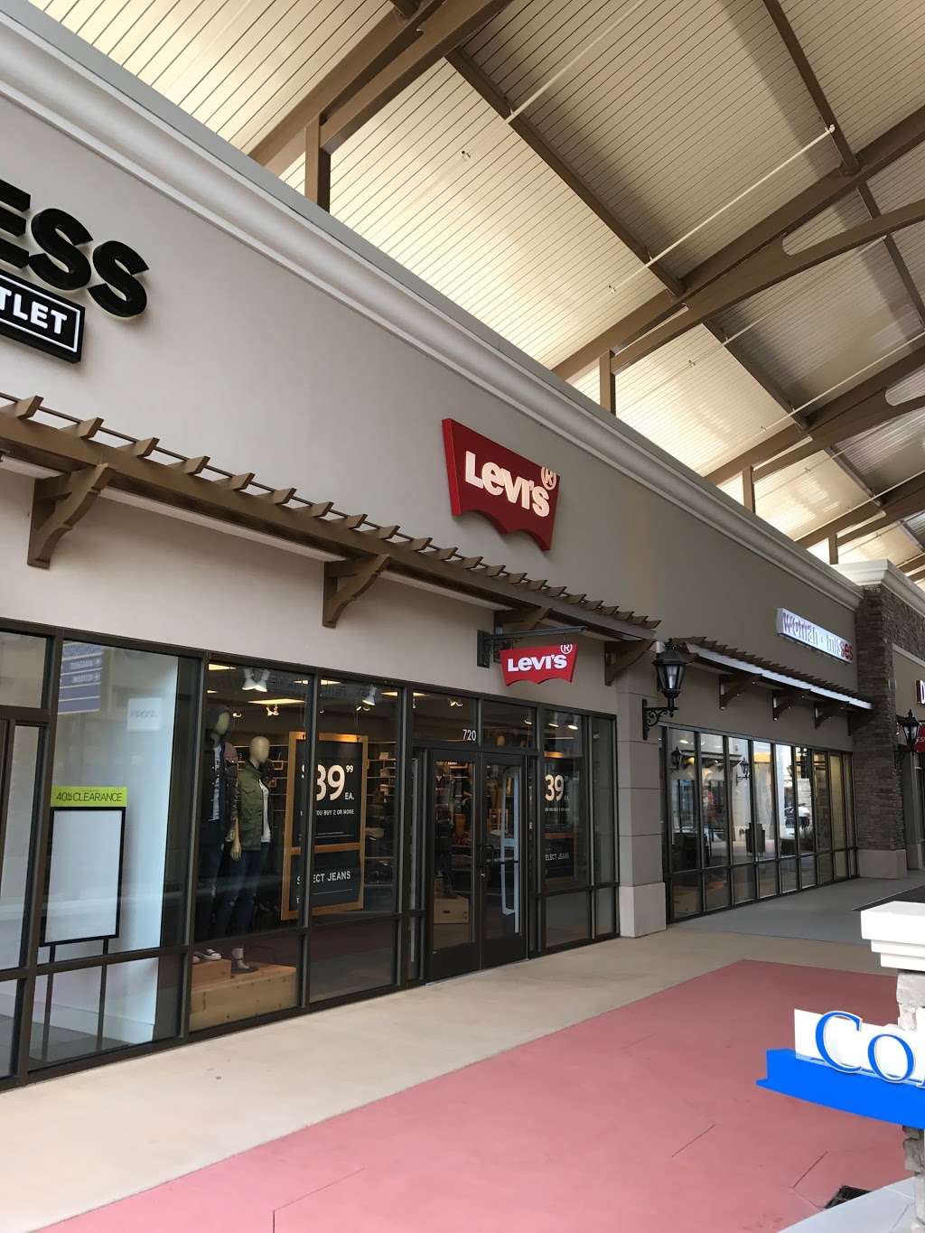 Levis Outlet Store at Charlotte Premium Outlets | 5422 New Fashion Way Suite 720, Charlotte, NC 28278, USA | Phone: (704) 588-6352