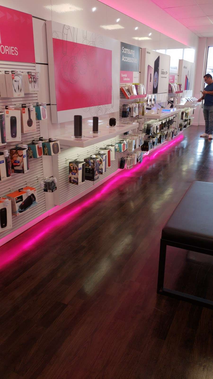 T-Mobile | 21800 Towncenter Plaza Ste 32, Sterling, VA 20164, USA | Phone: (571) 441-2844