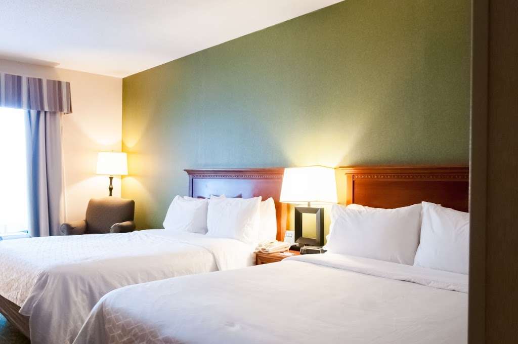 Holiday Inn Express & Suites Hagerstown | 241 Railway Ln, Hagerstown, MD 21740, USA | Phone: (301) 745-5644