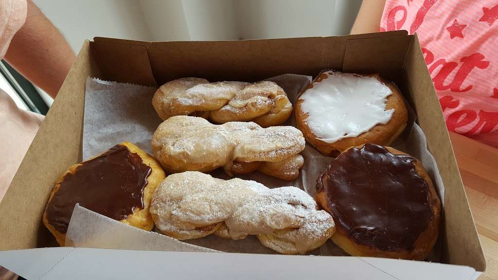 Donut Den | 3043 Theodore St, Joliet, IL 60435, USA | Phone: (815) 267-3810