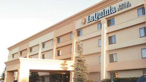 La Quinta Inn & Suites Chicago Gurnee | 5688 Northridge Dr, Gurnee, IL 60031, USA | Phone: (847) 662-7600