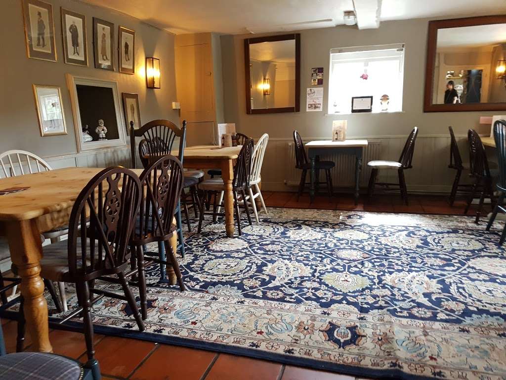 The Queens Head | 13 High St, Nutfield, Redhill RH1 4HH, UK | Phone: 01737 823615