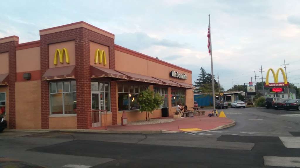 McDonalds | 3037 N Douglas Ave, Racine, WI 53402, USA | Phone: (262) 639-6178