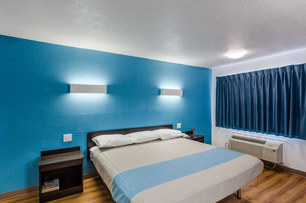 Motel 6 Fort Worth, TX - Convention Center | 913 E Northside Dr, Fort Worth, TX 76102, USA | Phone: (817) 332-9693