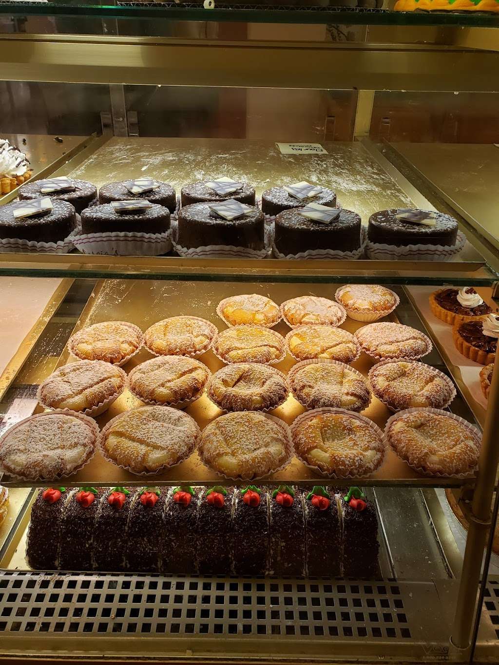 LaCascias Bakery Deli & Catering | 326 Cambridge St # A, Burlington, MA 01803, USA | Phone: (781) 272-5203