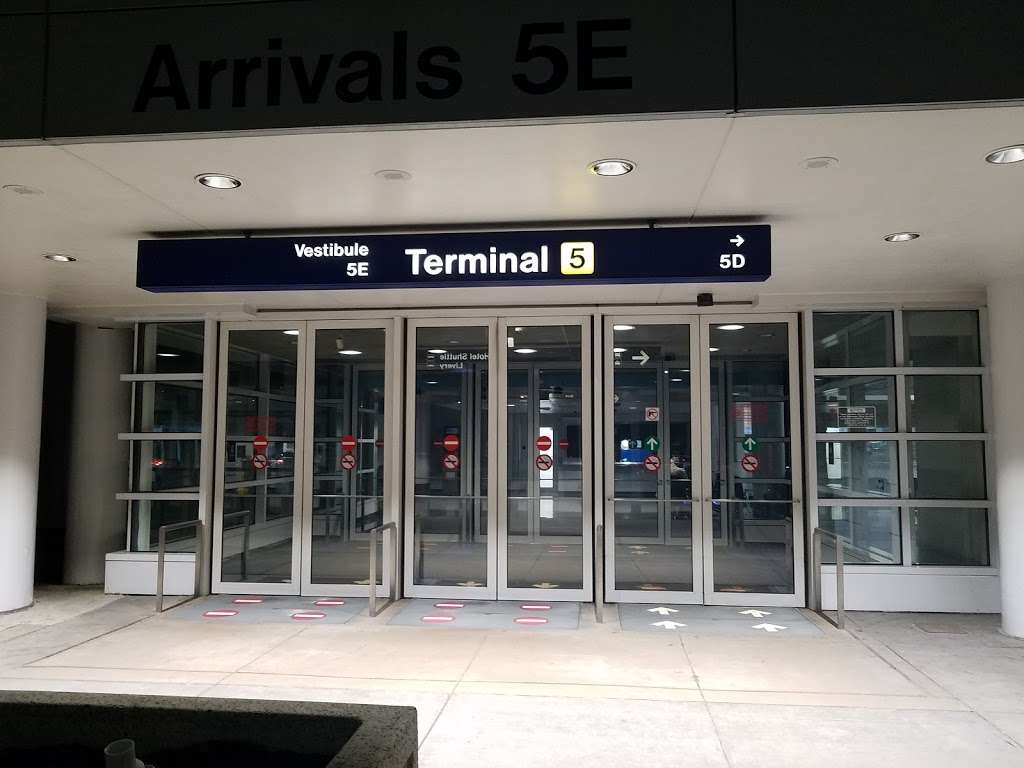 Shuttle Bus Shelter/Stop | Economy Parking Lot E, Chicago, IL 60666