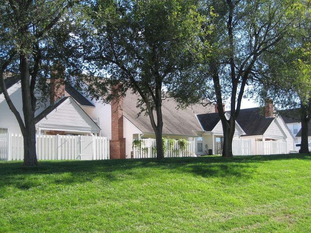 Pinegate West Apartments | 6530 Barton Cir, Shawnee, KS 66203 | Phone: (913) 268-5888