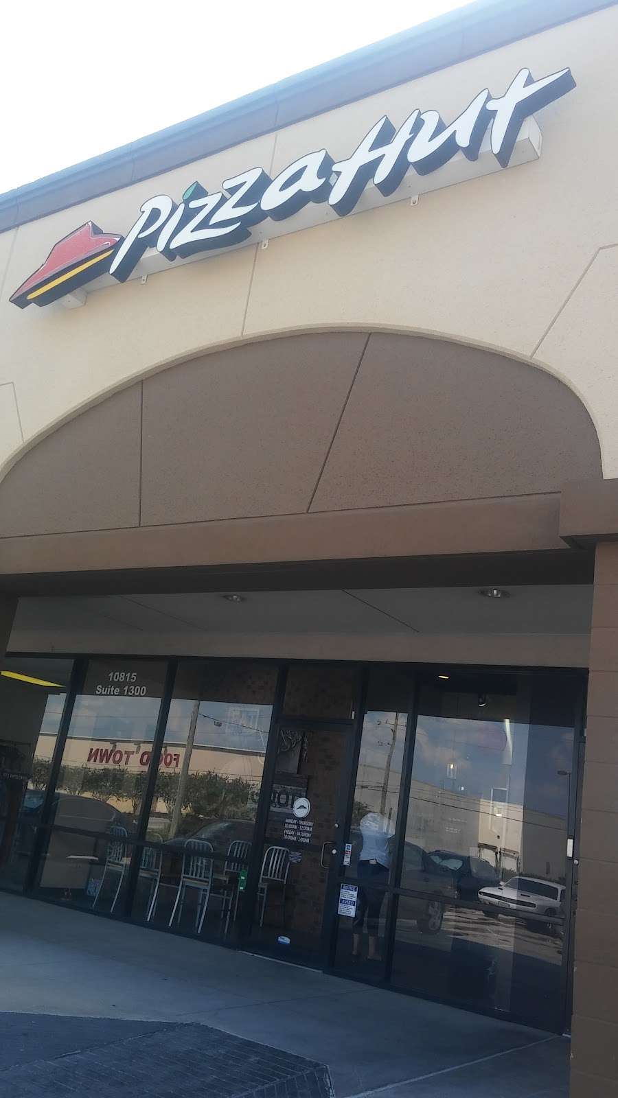 Pizza Hut | 10815 Veterans Memorial Dr #1300, Houston, TX 77067 | Phone: (281) 587-1792