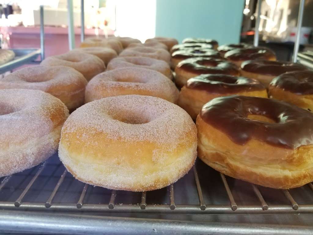 Daily Donuts | 2600 Firestone Blvd # A, South Gate, CA 90280, USA | Phone: (323) 569-2400