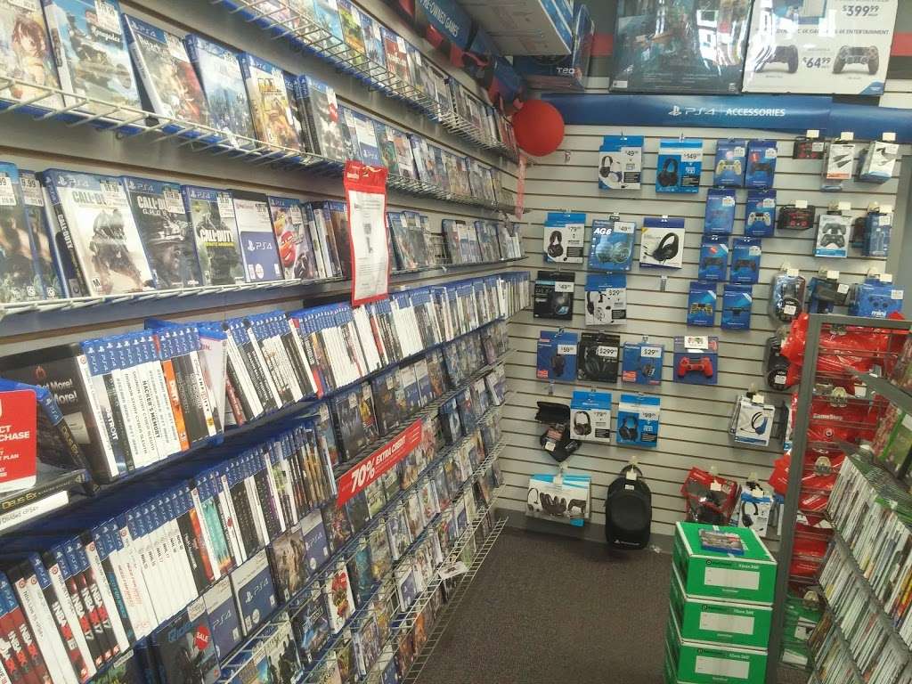 Gamestop 326 Suburban Dr Newark De 19711 Usa - gamestops have a special roblox display with the new