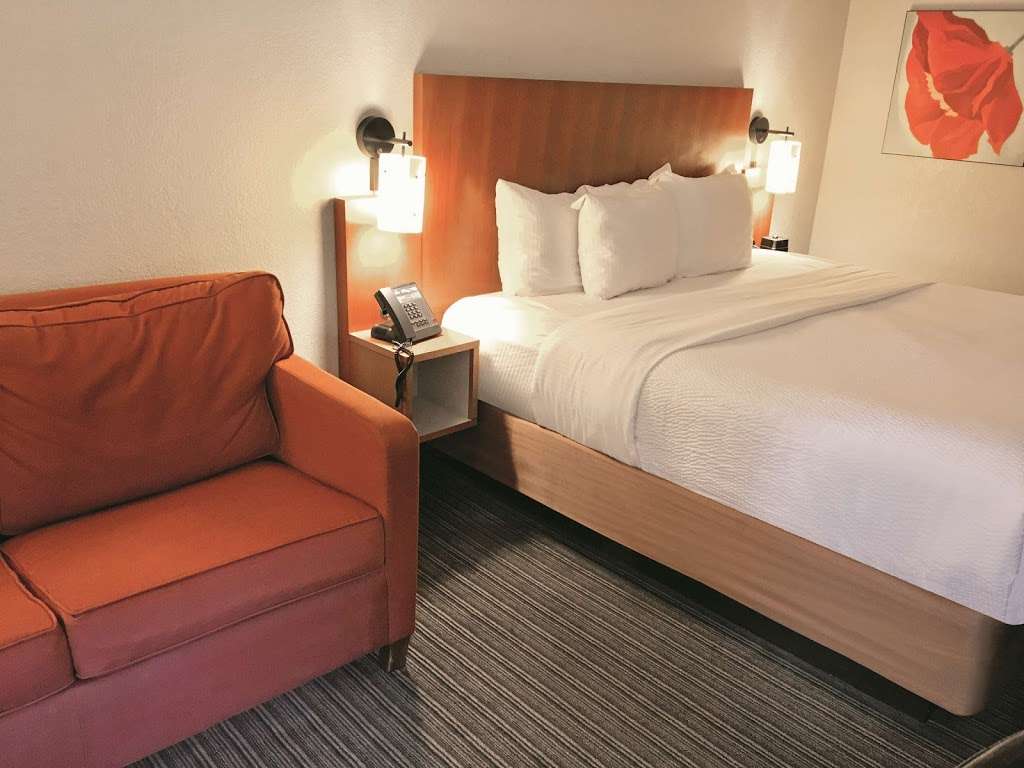 La Quinta Inn & Suites Charlotte Airport North | 3127 Sloan Dr, Charlotte, NC 28208, USA | Phone: (704) 392-1600