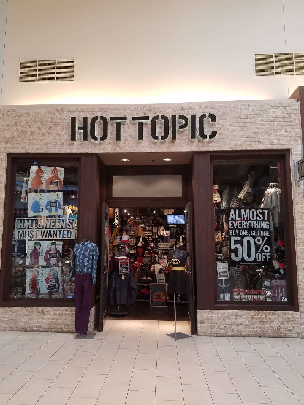 Hot Topic | 3000 Grapevine Mills Pkwy, Grapevine, TX 76051, USA | Phone: (972) 874-8584