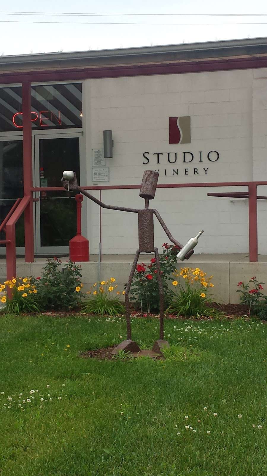 Studio Winery | 401 E Sheridan Springs Rd, Lake Geneva, WI 53147, USA | Phone: (262) 348-9100