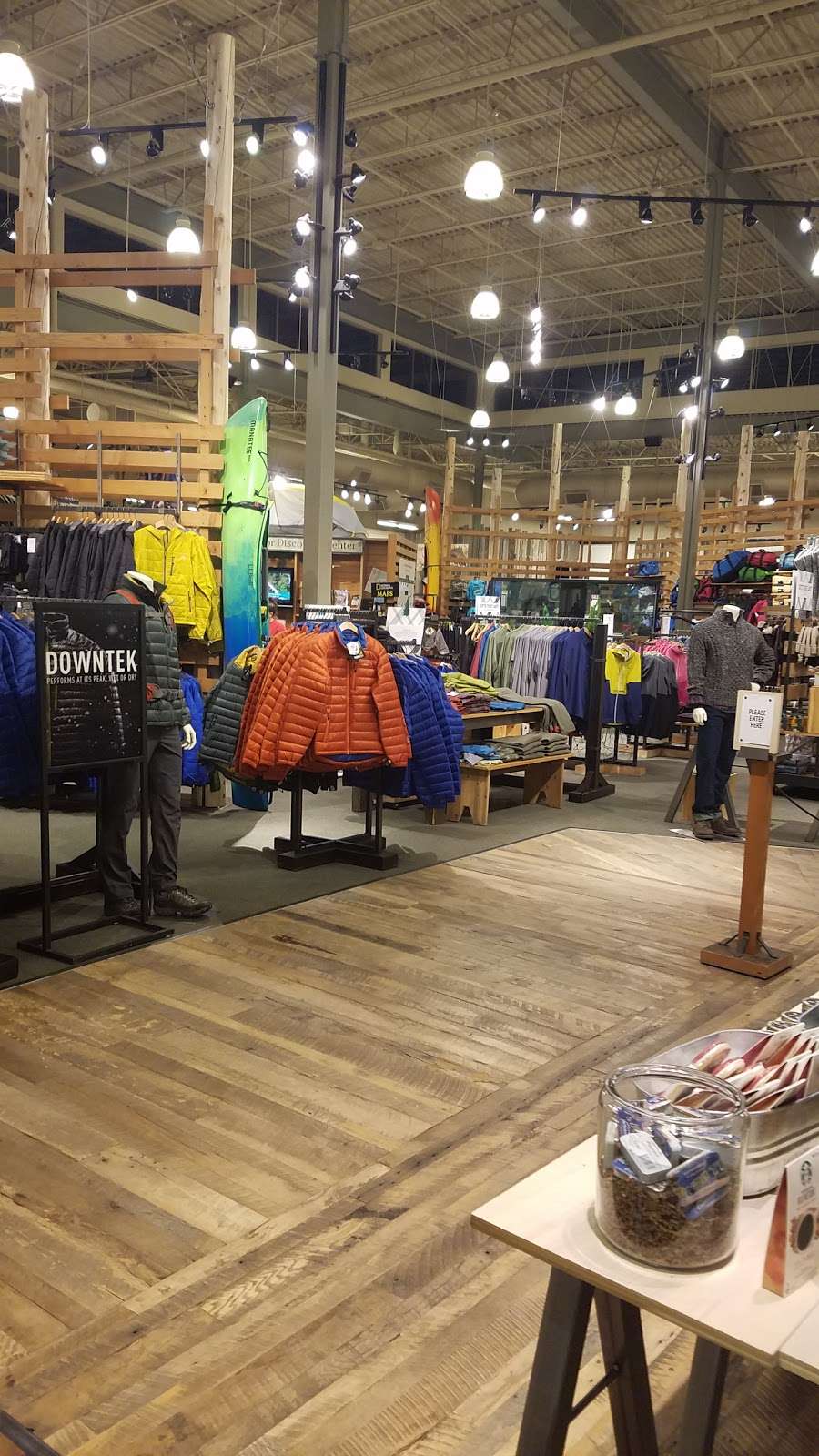 L.L.Bean | 280 School St, Mansfield, MA 02048, USA | Phone: (888) 552-5547