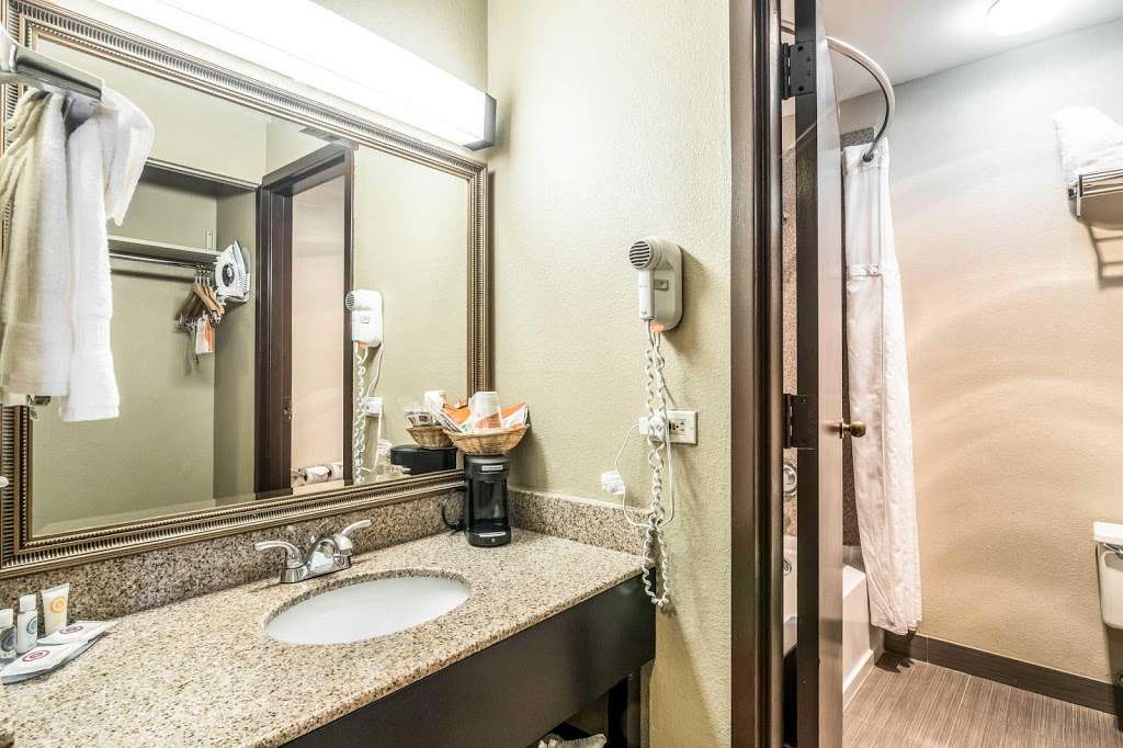 Comfort Inn OHare - Convention Center | 2175 E Touhy Ave, Des Plaines, IL 60018 | Phone: (847) 635-1300