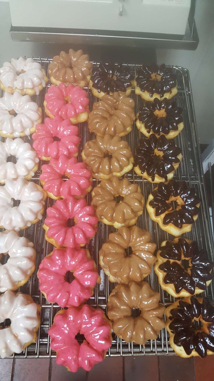 Yum Yum Donuts | 902 W Arrow Hwy, Covina, CA 91724 | Phone: (626) 332-1656