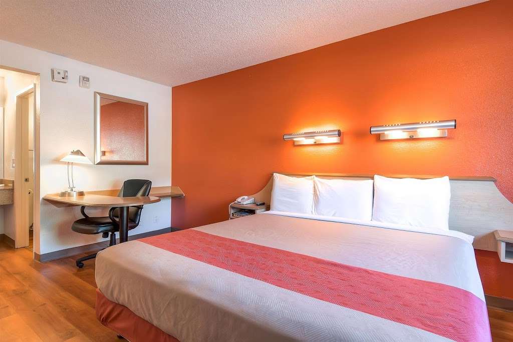 Motel 6 Carlsbad East CA | 6117 Paseo Del Norte, Carlsbad, CA 92011, USA | Phone: (760) 438-1242