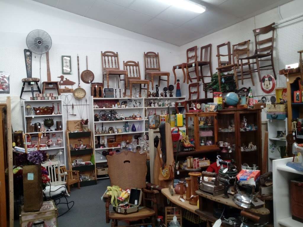 Manteno Antique Mall | 35 E 3rd St, Manteno, IL 60950 | Phone: (815) 468-0114