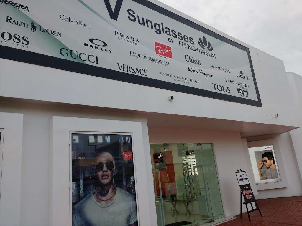 Sunglass Hut | Vía de la Juventud Ote, Aeropuerto Abelardo L. Rodriguez, 22435 Tijuana, B.C., Mexico | Phone: 800 847 1212