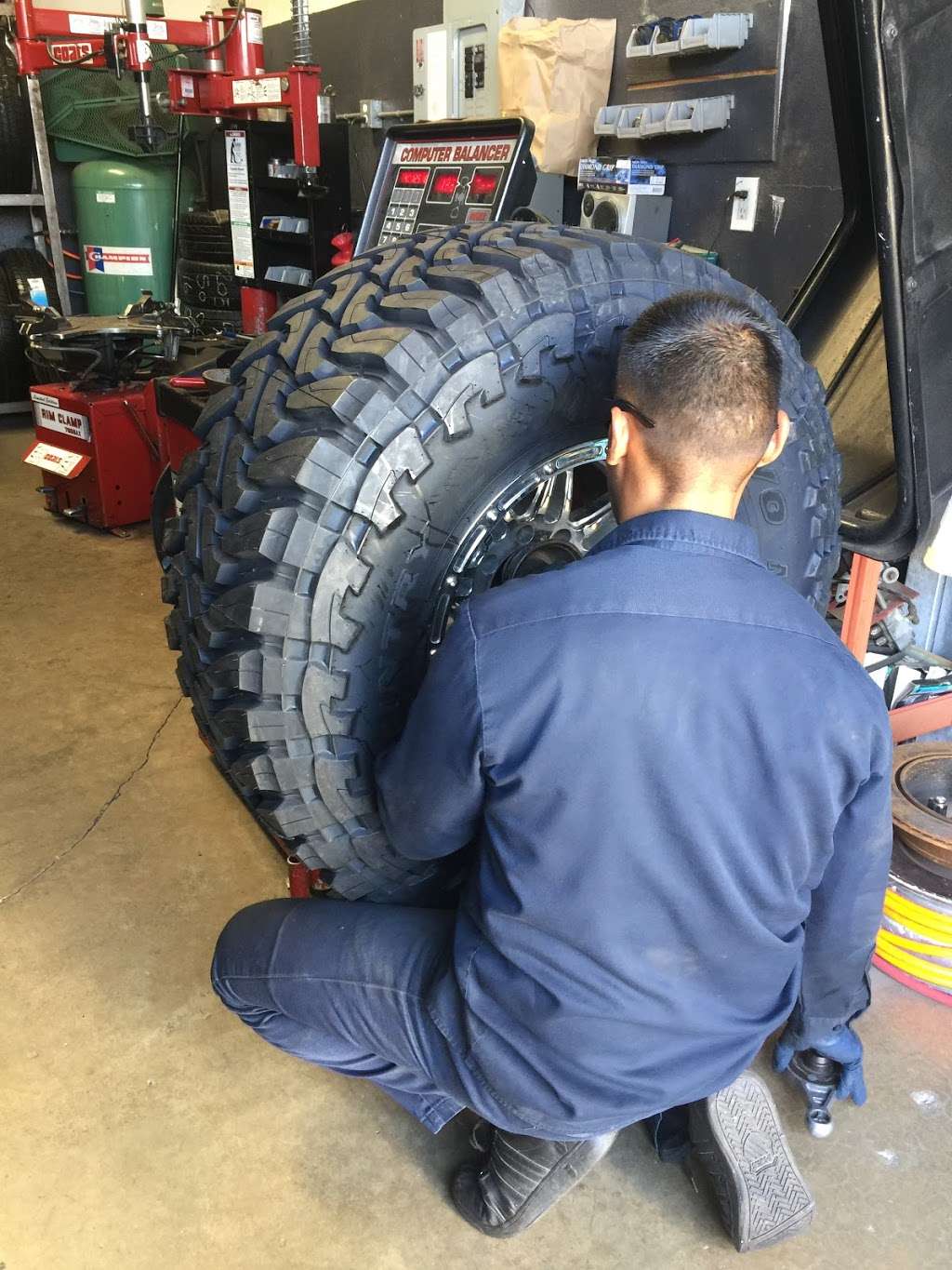 Jrs Tires | 6694 Caliente Rd, Oak Hills, CA 92344, USA | Phone: (760) 244-0088