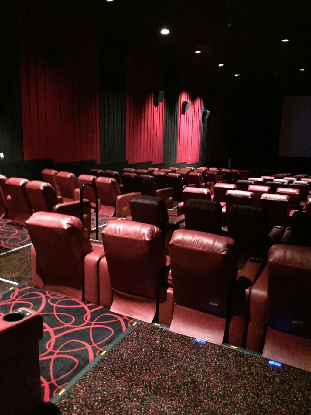 AMC DINE-IN Levittown 10 | 3585 Hempstead Turnpike, Levittown, NY 11756 | Phone: (516) 731-5422