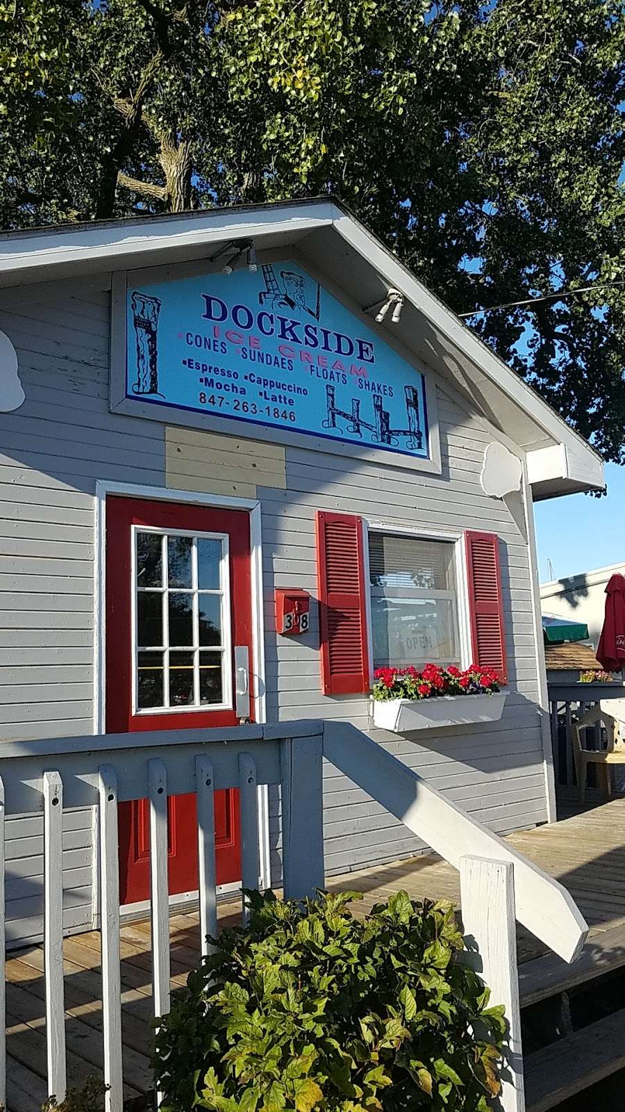 Dockside Ice Cream | 38 E Madison St, Waukegan, IL 60085, USA | Phone: (847) 263-1846