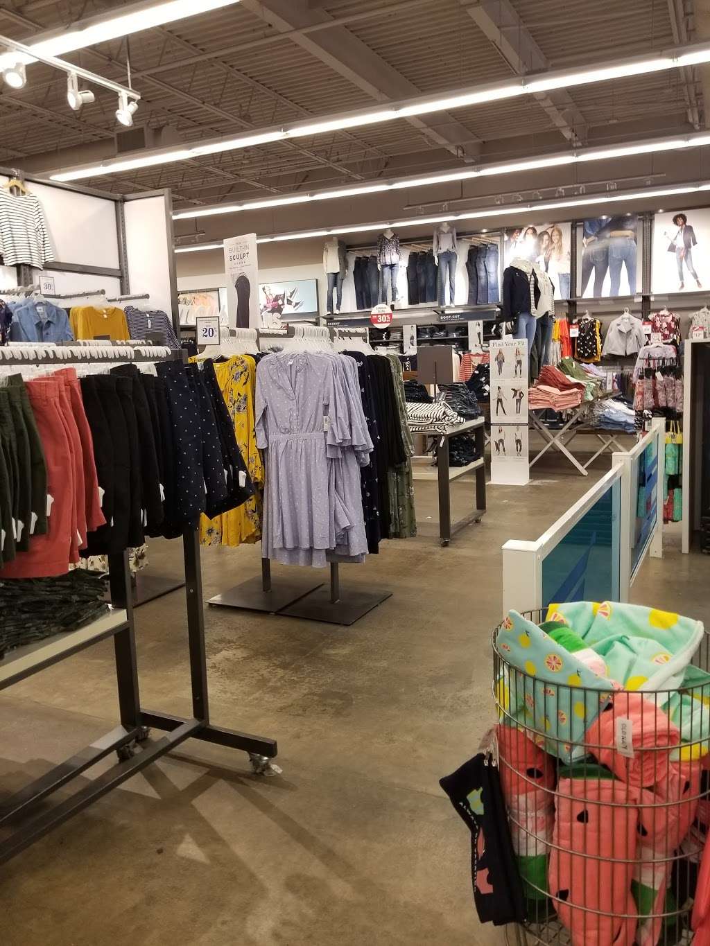 Old Navy | 3131 E Main St, Mohegan Lake, NY 10547 | Phone: (914) 526-4440