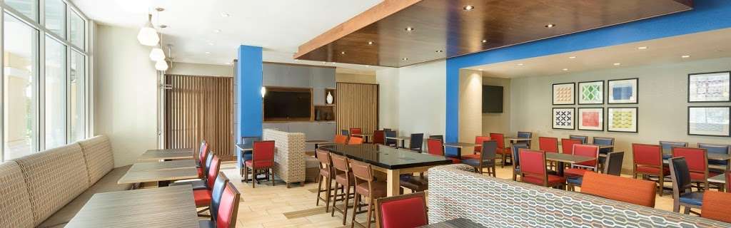 Holiday Inn Express & Suites S Lake Buena Vista | 5001 Calypso Cay Way, Kissimmee, FL 34746, USA | Phone: (407) 997-1400