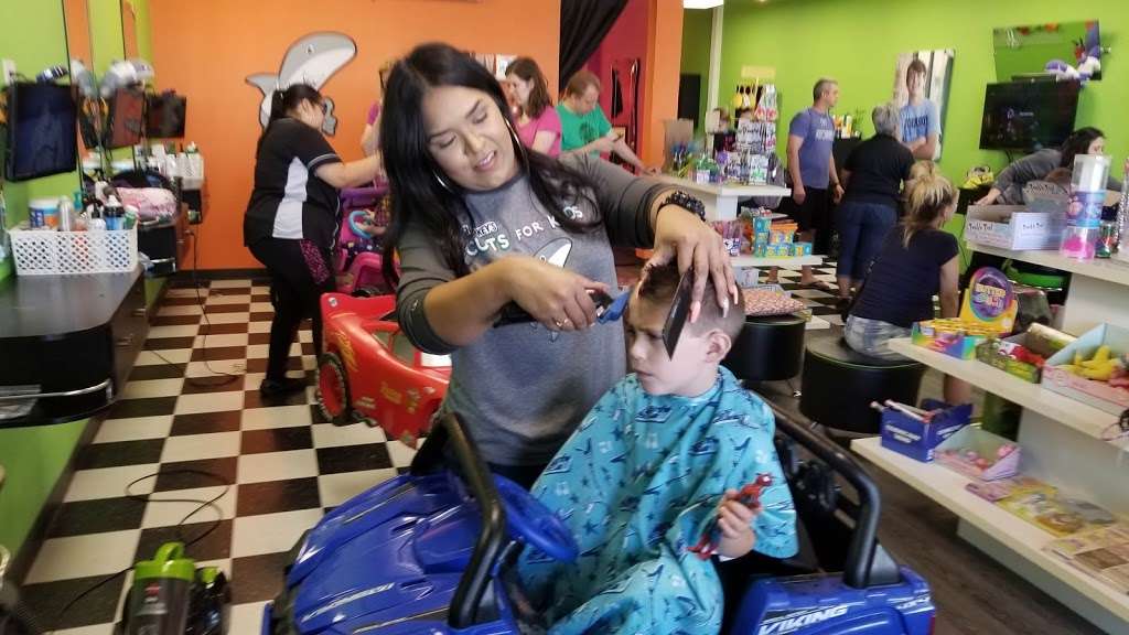Sharkeys Cuts For Kids - Stone Oak | 238 N Loop 1604 W #207, San Antonio, TX 78232, USA | Phone: (210) 496-9200